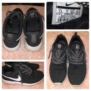 black nike roshees